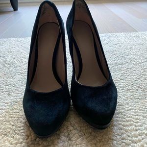 Nine West Black suede platform heels size 6.5.  Heel is a synthetic leather.